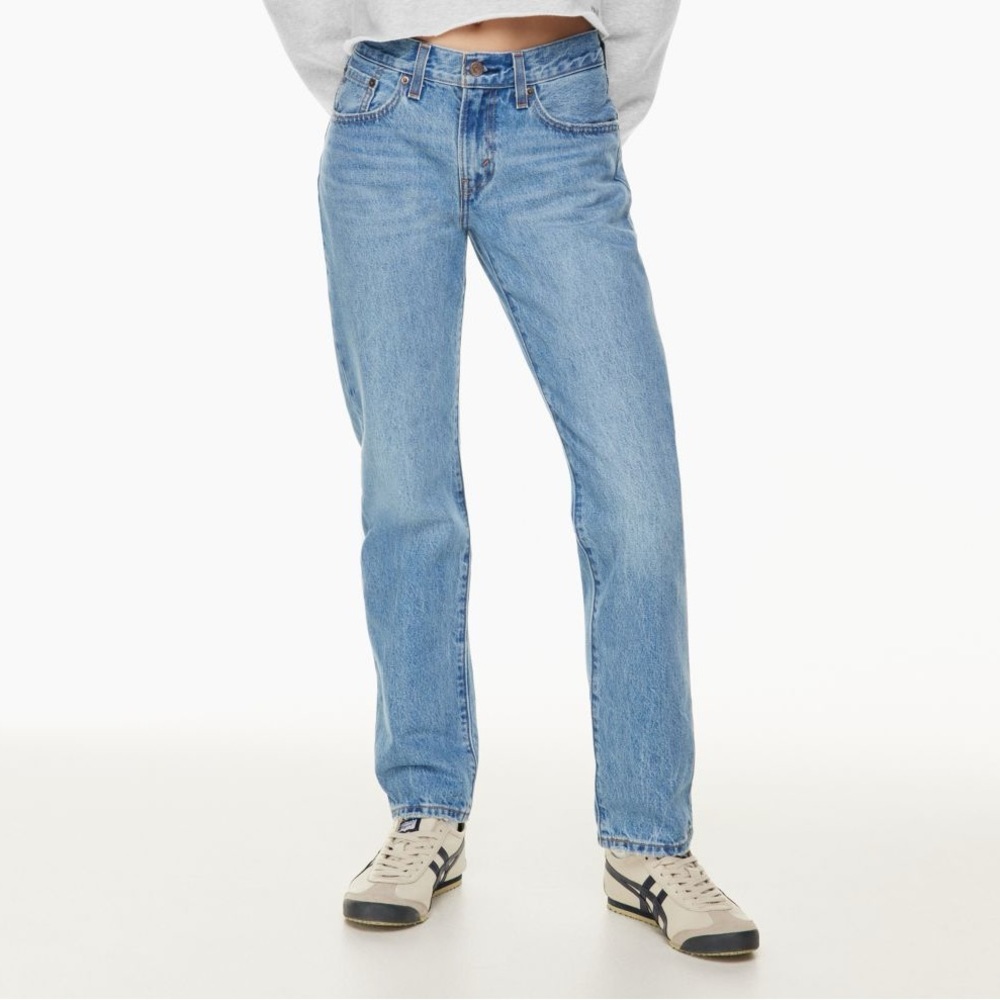 SOLD - Levi’s middy straight jean size 25.